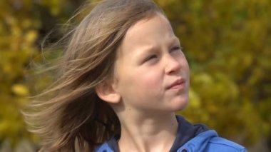 Gülümseyen sevimli kızın yakın plan portresi. Yavaş çekim