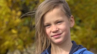 Gülümseyen sevimli kızın yakın plan portresi. Yavaş çekim