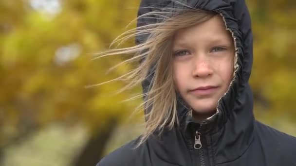 Portretul Închidere Unei Fetițe Adorabile Serioase — Videoclip de stoc