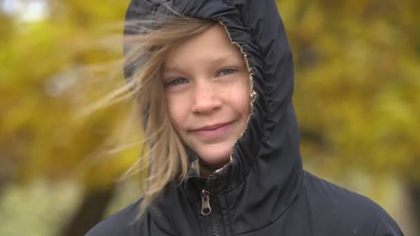 Κοντινό Πορτρέτο Του Χαρούμενου Αξιολάτρευτου Κοριτσιού Που Χαμογελάει Αργή Κίνηση — Αρχείο Βίντεο