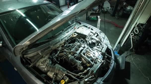 Zeitraffer Zwei Mechaniker Reparieren Unter Der Motorhaube Des Autos — Stockvideo