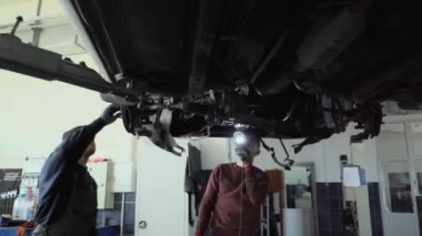 İki tamirci süspansiyon arabası.