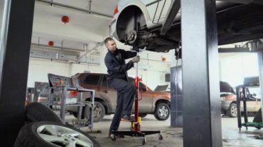 Mechanic repair suspension car