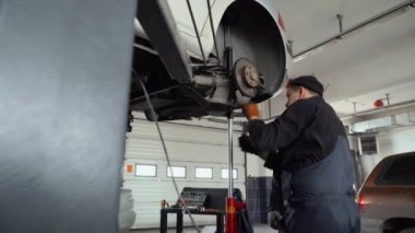 İki tamirci süspansiyon arabası.