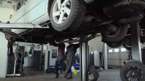 Car Goes Lift Two Mechanics Repair Suspension Car — Stockvideo