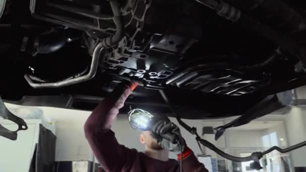 Dva Mechanici Opravit Závěsné Auto — Stock video
