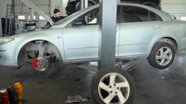 Car Goes Lift Mechanic Repairing Hood Car — Stockvideo