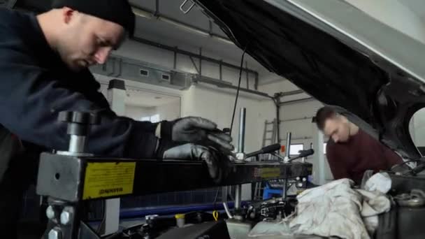 Mechanische Reparatur Unter Der Motorhaube Des Autos — Stockvideo
