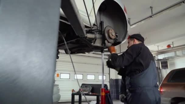 Zwei Mechaniker Reparieren Fahrwerk — Stockvideo