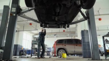 Mechanic repair suspension car 