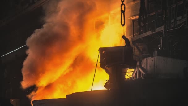 Steelworker Tanks Hot Metal Cinemagraph — Vídeos de Stock