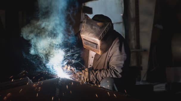 Steelworker Tanks Hot Metal Cinemagraph — ストック動画