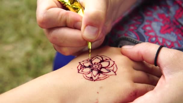 Малювання Мні Руці Маленької Дівчинки Крупним Планом Відкритому Повітрі — стокове відео
