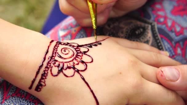 Dessin Mehndi Sur Main Une Petite Fille Gros Plan Extérieur — Video