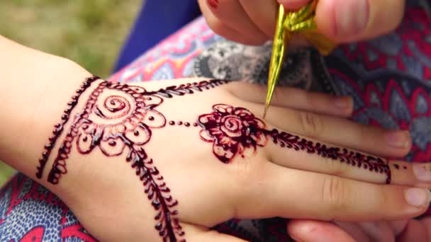 Zeichnung Mehndi Auf Der Hand Eines Kleinen Mädchens Nahaufnahme Freien — Stockvideo