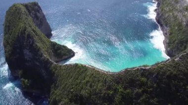 Nusa Penida adası Bali Endonezya 'da çarpıcı bir tropikal cennet plajında, muhteşem sahil manzarası seyahatleri ve tatil konseptindeki uçurumlar..