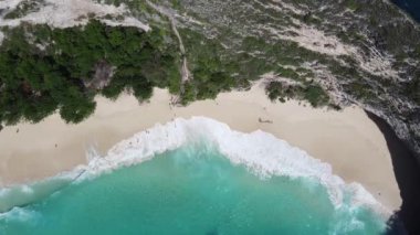 Nusa Penida adası Bali Endonezya 'da çarpıcı bir tropikal cennet plajında, muhteşem sahil manzarası seyahatleri ve tatil konseptindeki uçurumlar..