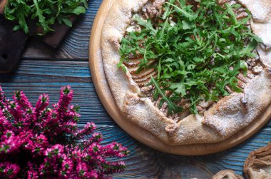 Armut, mavi peynir ve fındıklı bisküvi     