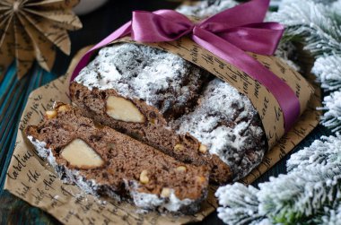 Badem ezmeli, kurutulmuş meyve ve fındıklı çikolata.  