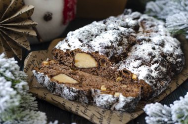 Badem ezmeli, kurutulmuş meyve ve fındıklı çikolata.  