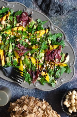 Mangolu salata, avokado, roka ve jamon.