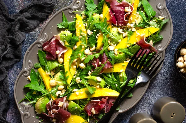 Salat Mit Mango Avocado Rucola Und Jamon — Stockfoto