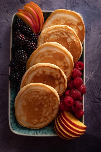 Panqueques Con Frutas Bayas Salsa Chocolate Chips Coco — Foto de Stock