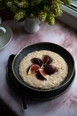 Kahvaltı için yulaf ezmesi, incir ve agave şurubu.