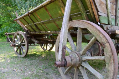 Tahta bir araba, eski bir araba, eski bir kırsal alan, antika bir araba.