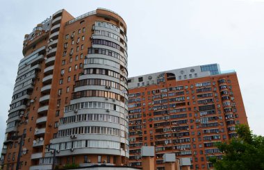 Yeni çok katlı bina, yeni dairesel ev, yeni bina
