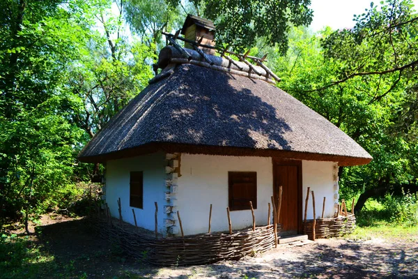 Dorpshuis Witte Rieten Huis Het Dorp Zomer Dorpshuizen Architectuur — Stockfoto