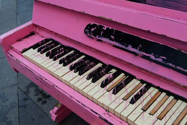 Piano Avaimet Lähikuva Vaaleanpunainen Piano Avaimet — kuvapankkivalokuva
