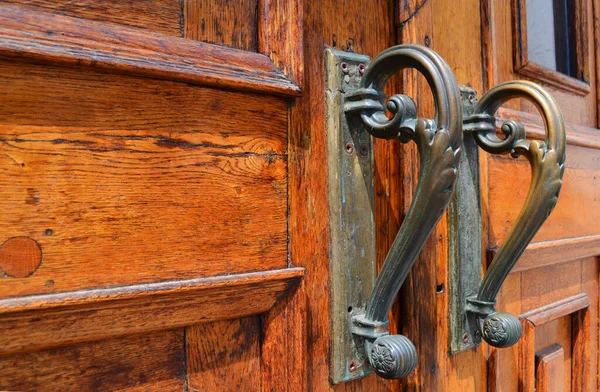 Кованые Железные Ручки Старой Деревянной Двери — стоковое фото