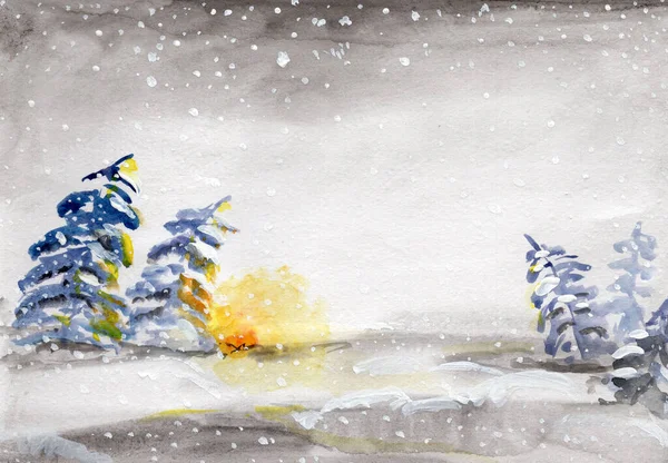 Ormanda kardaki Noel ağaçları, ormanda kar yağışı, ağaçların arasında ormanda şenlik ateşi.