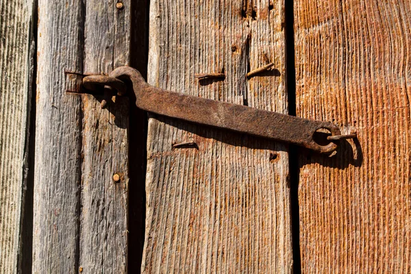 木制栅栏和旧木制底座上生锈的门 — 图库照片