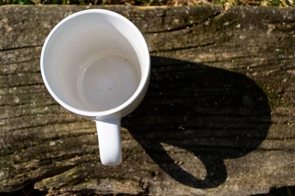 Caneca Branca Pedaço Madeira Copo Branco Natureza Close Uma Caneca — Fotografia de Stock