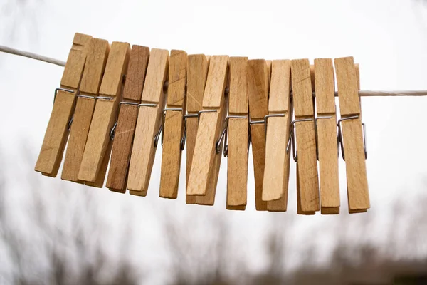 Pinces Linge Bois Sur Corde Linge Sur Fond Blanc Avec — Photo