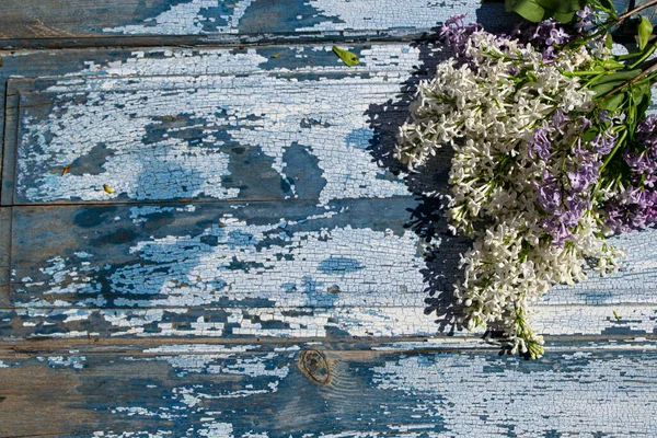 Mavi Ahşap Arka Planda Leylak Çiçekleri Eski Boyanmış Ahşabın Dokusu Stok Fotoğraf