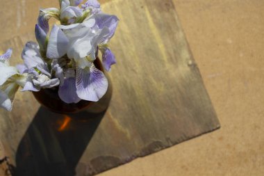 Mavi ve sarı zambaklı bir demet beyaz çiçek.