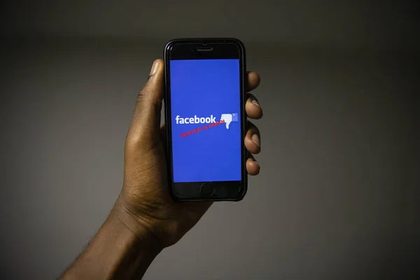 Facebook Logolu Akıllı Telefon Sunucu Çöktü Ifadesi Facebook Sorunlar Var — Stok fotoğraf