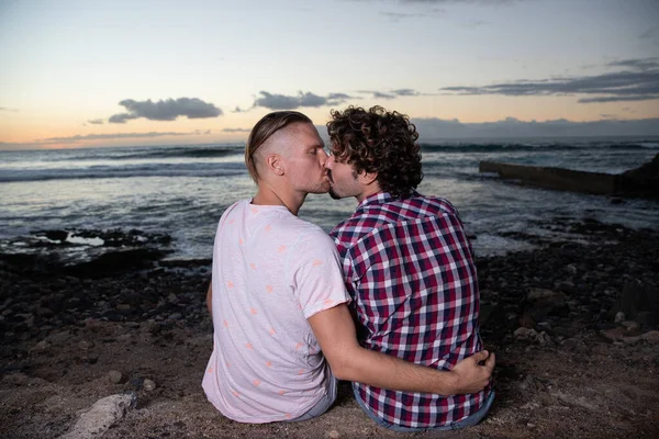 Γκέι Ζευγάρι Που Φιλιούνται Στην Παραλία Ηλιοβασίλεμα Μια Ρομαντική Στιγμή — Φωτογραφία Αρχείου