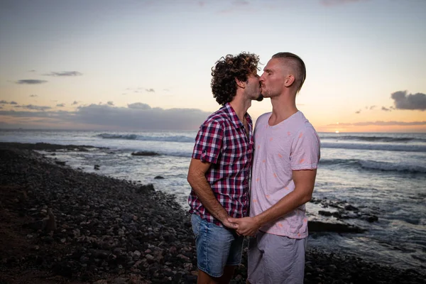 Γκέι Ζευγάρια Φιλιούνται Στην Παραλία Ηλιοβασίλεμα Καλοκαίρι Ίδιο Ζευγάρι Διακοπές — Φωτογραφία Αρχείου