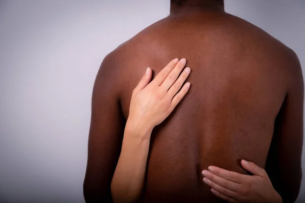 Zbliżenie Dłonie Białej Kobiety Dotykającej Pleców Afrykańskiego Mężczyzny Międzyrasowy Para — Zdjęcie stockowe
