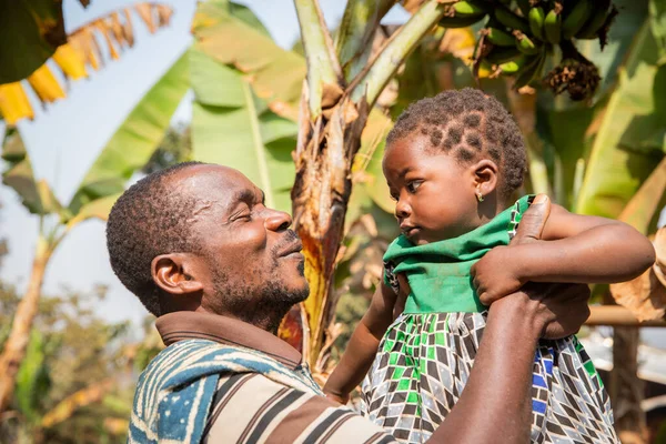 Африканский Отец Воспитывает Свою Маленькую Дочь Момент Любви Между Отцом — стоковое фото