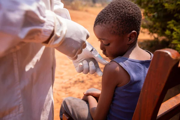 Close Médico Que Administra Vacina Uma Criança África — Fotografia de Stock