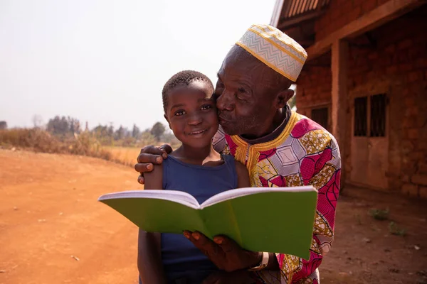 Avô Africano Beija Neto Enquanto Lêem Livro Juntos Amor Entre — Fotografia de Stock