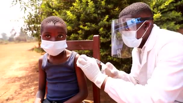 Een Afrikaanse Arts Injecteert Het Vaccin Bij Een Kind Coronavirusbescherming — Stockvideo