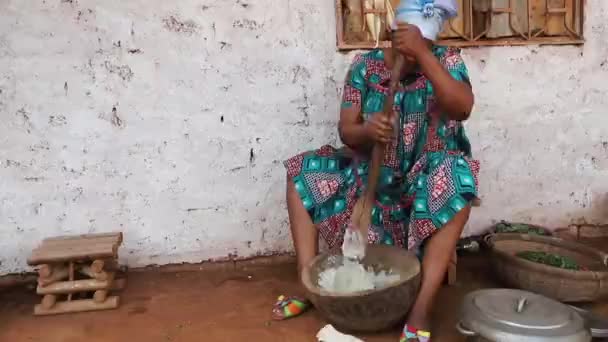 Afrikaanse Vrouw Gekleed Traditionele Jurk Kookt Een Afrikaans Eten Met — Stockvideo