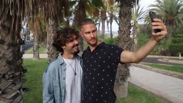 Casal Homossexual Tira Selfies Dois Gay Caras Feliz Juntos Amor — Vídeo de Stock