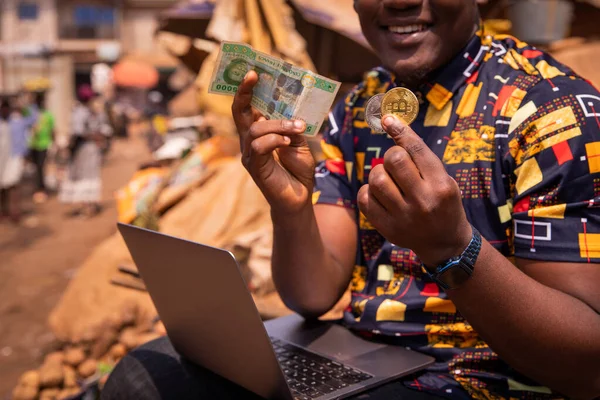 Zbliżenie Rąk Afrykańskiego Chłopca Trzymającego Monetę Bitcoin Ethereum Banknot Frankowy — Zdjęcie stockowe